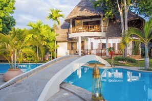 Outdoor pool - Villa Kapungu with private Chef, XXL Pool and garden (Kwale County)