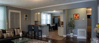 3-bedroom house in serene Nashville with cool outdoor seating and cover porch