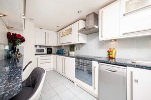 Fridge, microwave, oven, stovetop - Luxury Chelsea Flat Near Museums (Greater London)