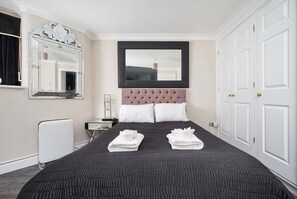 2 bedrooms, desk, iron/ironing board, free WiFi - Luxury Chelsea Flat Near Museums (Greater London)