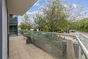 Terrace/patio - Modern 2-Bed Ground-Floor Flat with private terrace (London)