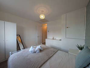 2 soverom, skrivebord, strykejern/-brett og wi-fi (inkludert)