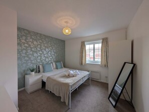 Room - Comfortable 2-Bedroom house with free parking (Greater London)