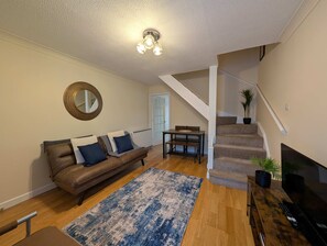 Living area - Comfortable 2-Bedroom house with free parking (Greater London)
