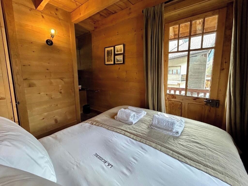 6 bedrooms, iron/ironing board, internet, bed sheets