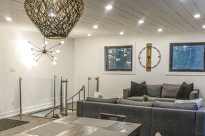 Interior - Riverwood Estate Chalet at The Blue Mountains - Hot Tub + Firepits (Collingwood)