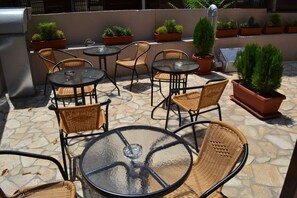 Outdoor dining - Explore Skopje’s Iconic Attractions from a Modern Room with Free Breakfast (Skopje)