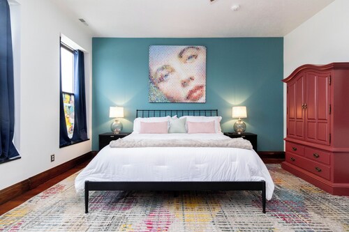 Read, Write & Relax in Winterset, near Downtown Square. Historic apartment.