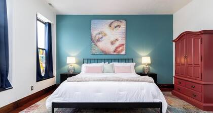 Read, Write & Relax in Winterset, near Downtown Square. Historic apartment.