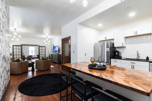 Read, Write & Relax in Winterset, near Downtown Square. Historic apartment.