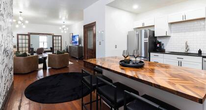 Read, Write & Relax in Winterset, near Downtown Square. Historic apartment.