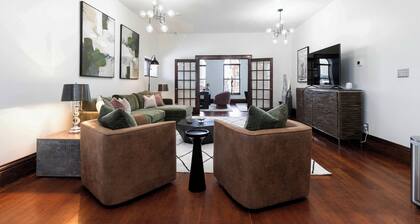 Read, Write & Relax in Winterset, near Downtown Square. Historic apartment.
