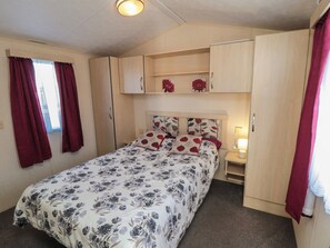 2 bedrooms, individually decorated, individually furnished, free WiFi - Caravan 132 (Redcar)