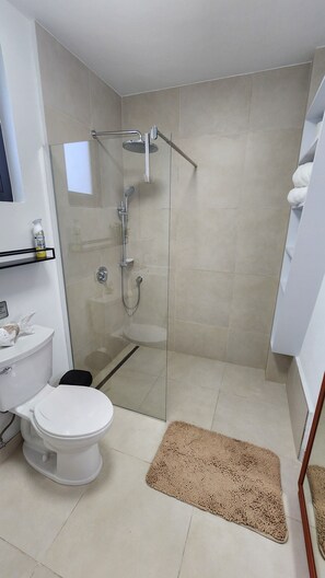 Shower, hair dryer, towels, soap - Welcome to your seaside escape! (San Juan)