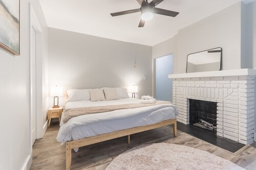 Cozy 2BR Near Edgewater Beach Pet Friendly + Parking