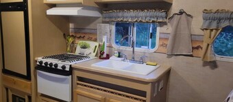 Wohnwagen mit Atemberaubenden Anblick auf Rocky Mountains, 10min von McBride