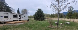 Property grounds - Wohnwagen mit Atemberaubenden Anblick auf Rocky Mountains, 10min von McBride (McBride)