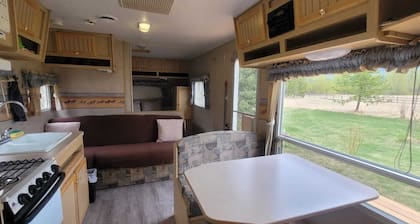 Wohnwagen mit Atemberaubenden Anblick auf Rocky Mountains, 10min von McBride