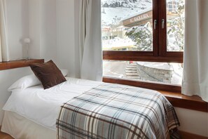 3 bedrooms, iron/ironing board, Internet, bed sheets - Cap 1500 2 by FeelFree Rentals (Baqueira)