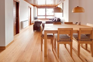 Dining - Cap 1500 2 by FeelFree Rentals (Baqueira)