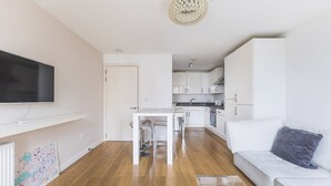 A modern apartment with a kitchen, dining area, and living room. - Modern King’s Cross Central Apartment (London)