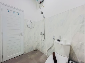 Standard Studio | Bathroom - Elegant And Homey Studio Villa Timeless Sevilla (Ngaglik)