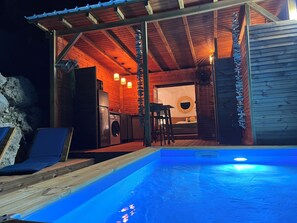 A wooden cabin with a pool, a kitchen, and a dining area. - "TI-NAGE " Unusual beaches 5 min walk (Sainte-Anne)