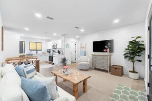 Smart TV, DVD player - Small Serenity 1 • Total Remodel • 4 Min to Beach • Beach Gear • Bikes (Miramar Beach)