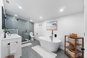 Shower, towels - Small Serenity 1 • Total Remodel • 4 Min to Beach • Beach Gear • Bikes (Miramar Beach)