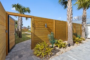 Property grounds - Small Serenity 1 • Total Remodel • 4 Min to Beach • Beach Gear • Bikes (Miramar Beach)