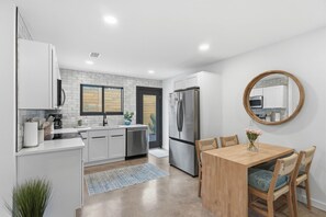 Fridge, microwave, oven, stovetop - Small Serenity 2 • Total Remodel • 4 Min to Beach • Beach Gear • Bikes (Miramar Beach)
