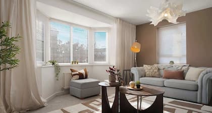 3-Bed Home | W/Parking & WiFi Close to Town Centre