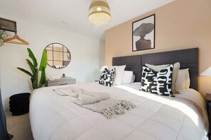 3 bedrooms, iron/ironing board, WiFi, bed sheets