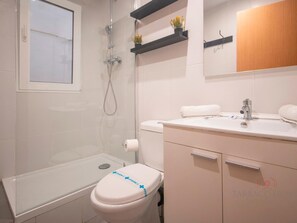 Bathroom - Spacious Apartment with Private Patio in Tarragona (Tarragona)
