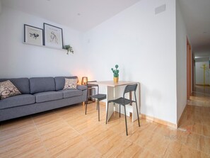 Living area - Spacious Apartment with Private Patio in Tarragona (Tarragona)