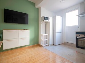 Private kitchen - Spacious Apartment with Private Patio in Tarragona (Tarragona)