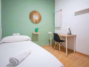 4 bedrooms, internet, bed sheets - Spacious Apartment with Private Patio in Tarragona (Tarragona)