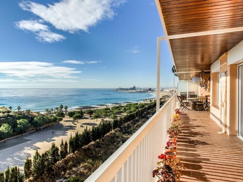 Bright apartment with terrace and parking near the beach