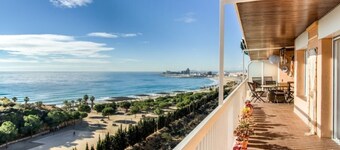 Bright apartment with terrace and parking near the beach