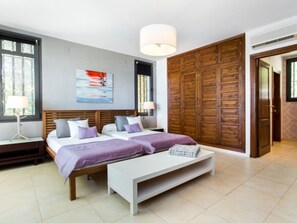 Room - Spacious Villa in Miami Platja, 6 Bedrooms, Beach Nearby (Miami Playa)