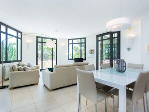 TV - Spacious Villa in Miami Platja, 6 Bedrooms, Beach Nearby (Miami Playa)