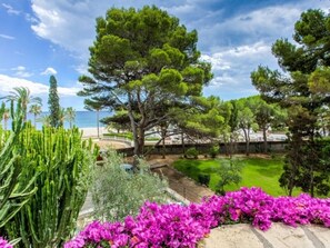 Property grounds - Spacious Villa in Miami Platja, 6 Bedrooms, Beach Nearby (Miami Playa)