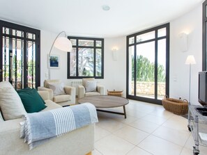 TV - Spacious Villa in Miami Platja, 6 Bedrooms, Beach Nearby (Miami Playa)