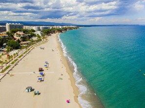 On the beach - Spacious Villa in Miami Platja, 6 Bedrooms, Beach Nearby (Miami Playa)