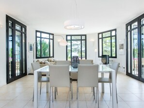 Dining - Spacious Villa in Miami Platja, 6 Bedrooms, Beach Nearby (Miami Playa)