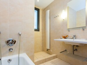 Hair dryer, towels - Spacious Villa in Miami Platja, 6 Bedrooms, Beach Nearby (Miami Playa)