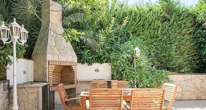 Renovated Villa in Salou: 4 bdrm, 4 bath, barbecues, near beach