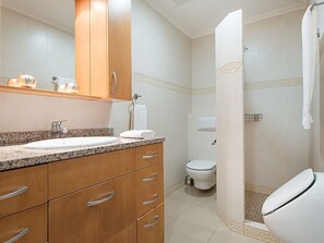 Bathroom - Renovated Villa in Salou: 4 bdrm, 4 bath, barbecues, near beach (Salou)