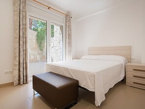 Room - Renovated Villa in Salou: 4 bdrm, 4 bath, barbecues, near beach (Salou)