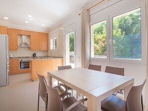 Dining - Renovated Villa in Salou: 4 bdrm, 4 bath, barbecues, near beach (Salou)